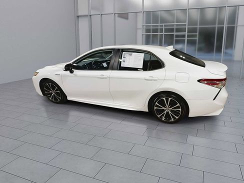 Used 2020 Toyota Camry SE w/ Sunroof Package FWD image 6