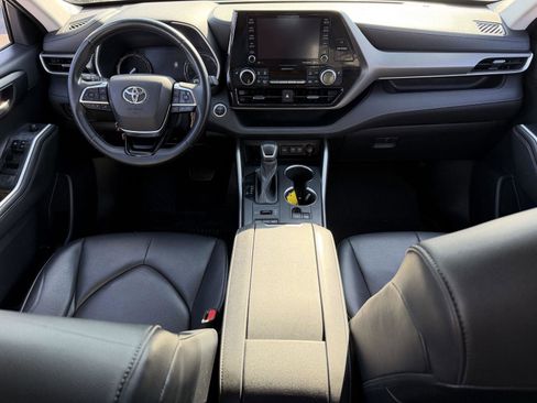 Used 2020 Toyota Highlander XLE AWD/4WD image 7