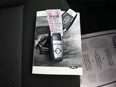 Used 2023 Ford Explorer XLT AWD/4WD image 12
