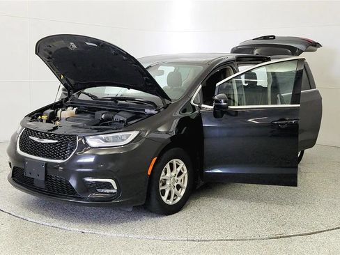 Used 2023 Chrysler Pacifica Touring-L FWD image 11