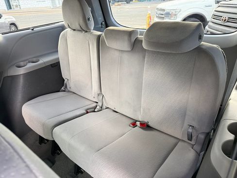 Used 2016 Toyota Sienna LE AWD/4WD image 16
