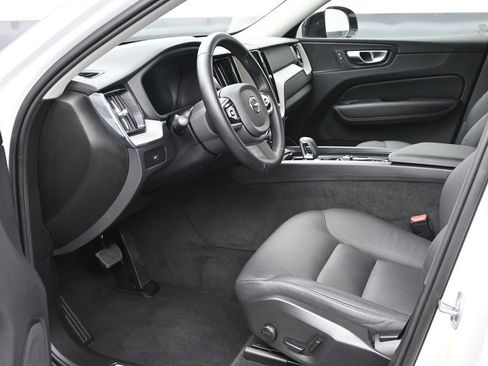 Used 2025 Volvo XC60 B5 Plus AWD/4WD image 9