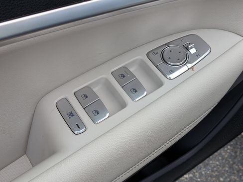 Used 2024 Genesis G70 2.5T RWD image 13