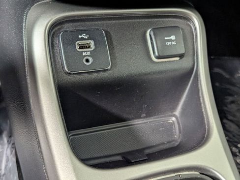 Used 2018 Jeep Compass Latitude w/ Popular Equipment Group FWD image 23