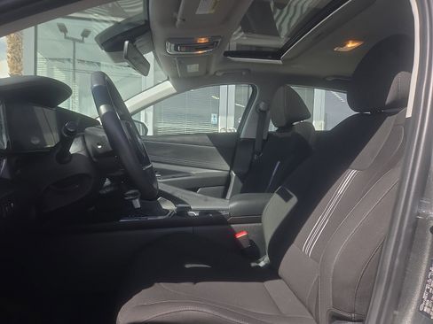 Used 2025 Hyundai Elantra SEL image 9
