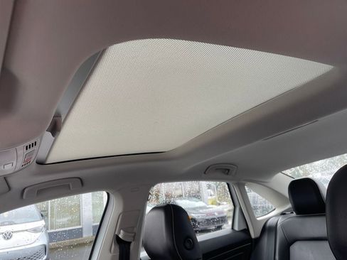 Certified 2023 Volkswagen Jetta SE w/ Panoramic Sunroof Package image 17