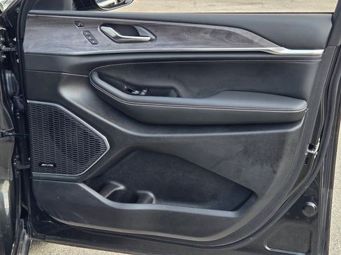 Certified 2024 Jeep Grand Cherokee Overland w/ Luxury Tech Group IV image 4