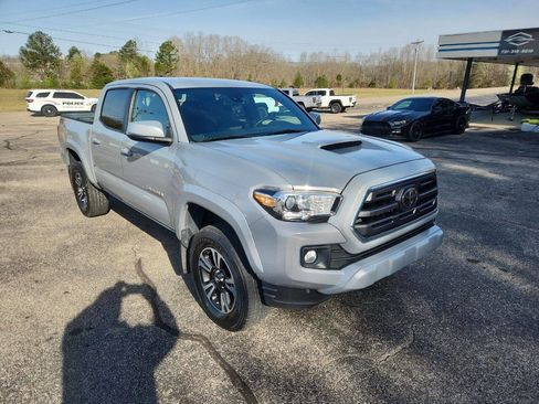 Used 2019 Toyota Tacoma TRD Sport image 2