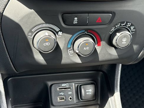 Used 2017 Jeep Cherokee Sport FWD image 21