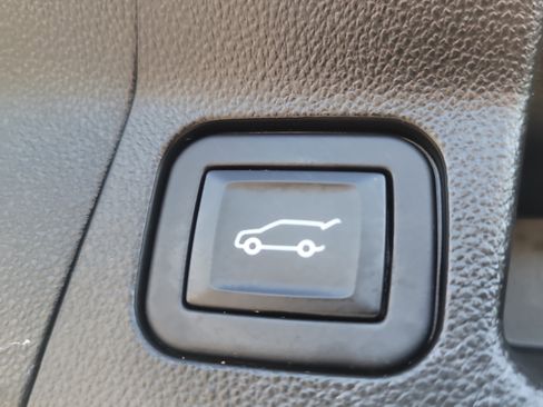 Used 2023 GMC Acadia SLE w/ Driver Convenience Package image 12