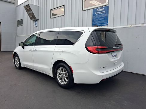 Used 2024 Chrysler Pacifica Touring-L FWD image 3
