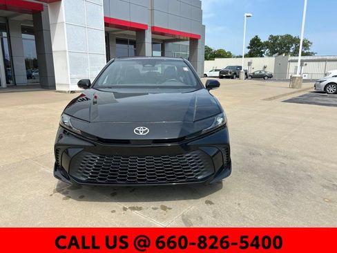 Used 2025 Toyota Camry SE FWD image 3