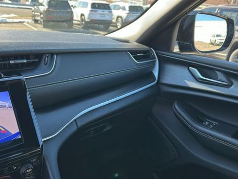 Used 2025 Jeep Grand Cherokee Altitude image 19