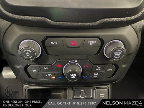 Used 2018 Jeep Renegade Latitude image 32