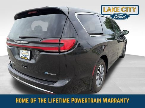 Used 2024 Chrysler Pacifica Limited FWD image 6