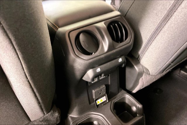 Used 2026 Jeep Wrangler Unlimited Sahara AWD/4WD image 9