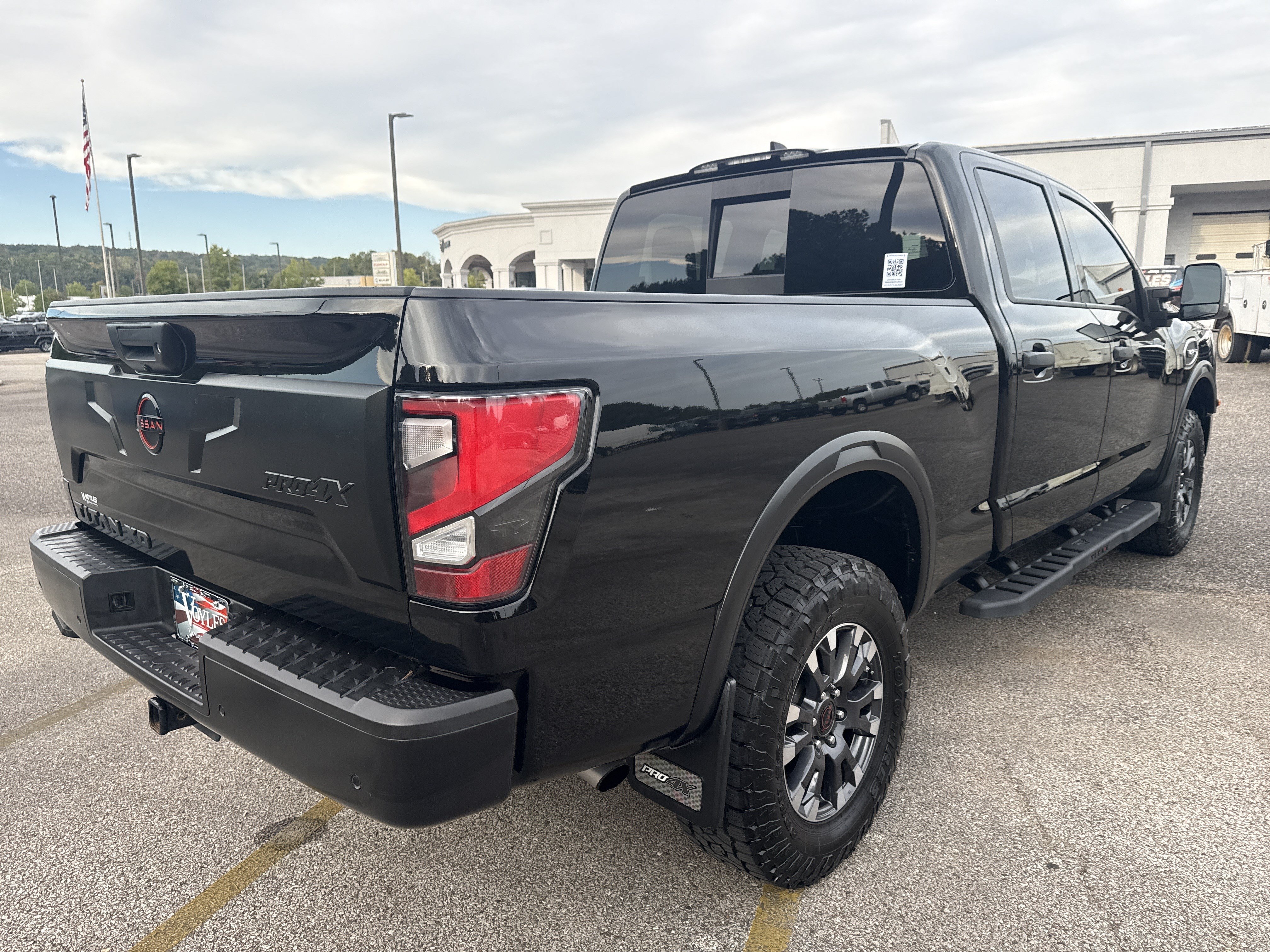 Used 2023 Nissan Titan PRO-4X AWD/4WD image 7