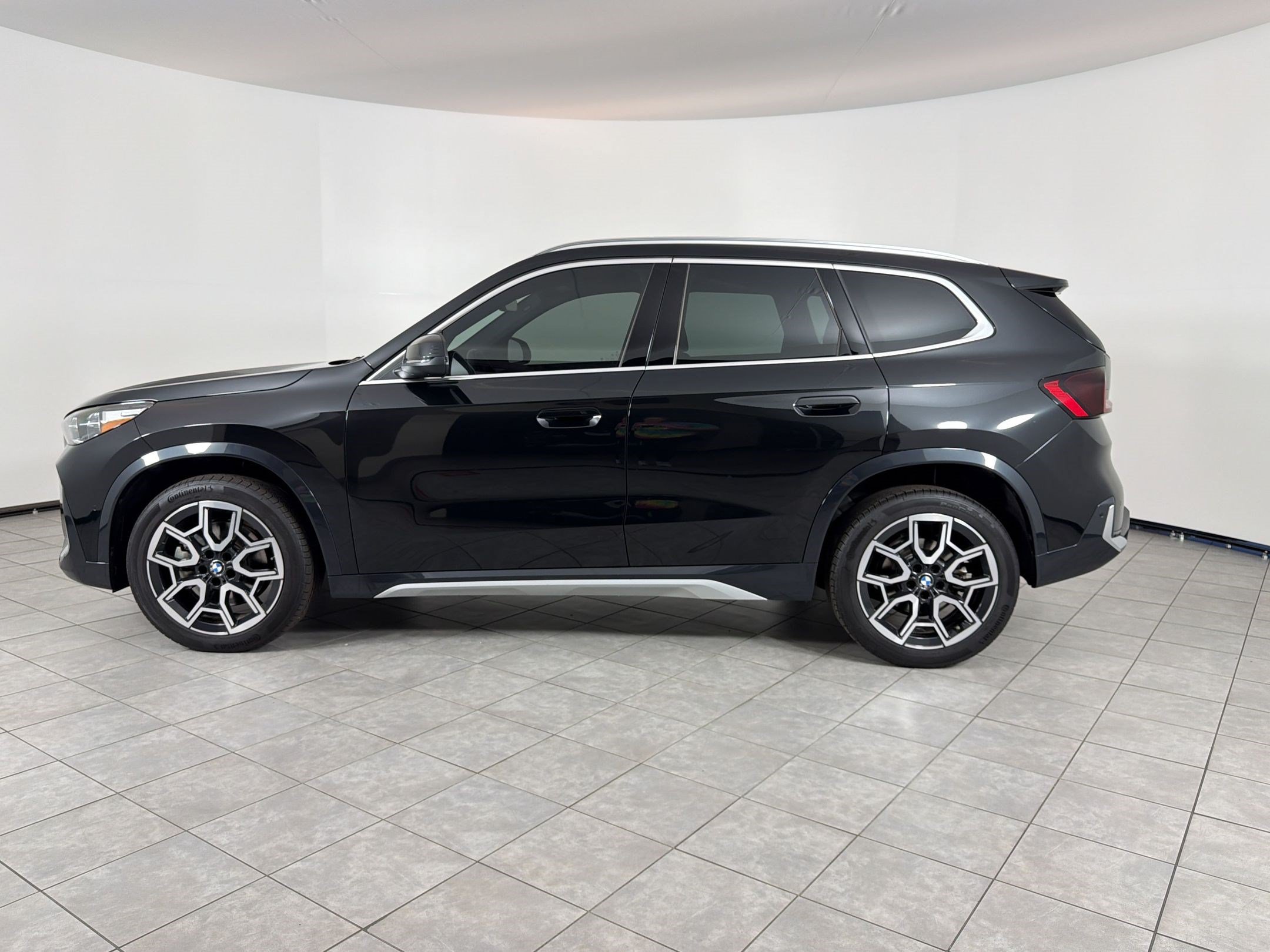 Used 2025 BMW X1 xDrive28i w/ Convenience Package AWD/4WD image 2