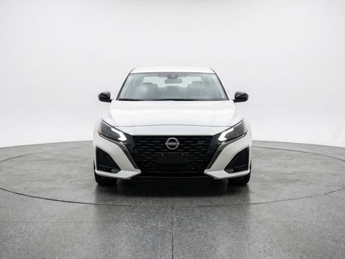 Used 2025 Nissan Altima 2.5 SV FWD image 2