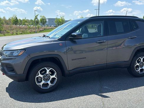 Used 2022 Jeep Compass Trailhawk w/ Trailhawk Convenience Group AWD/4WD image 12