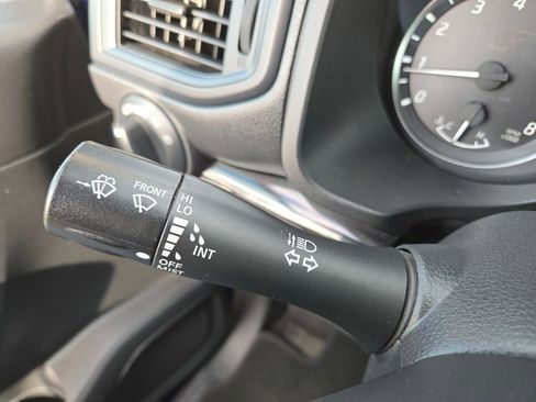 Used 2023 Nissan Titan SV image 27