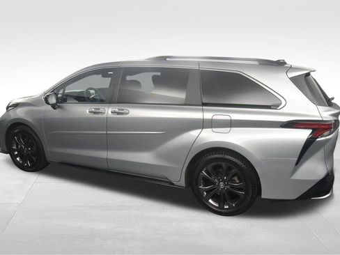 Used 2023 Toyota Sienna XSE w/ XSE Plus Package image 4