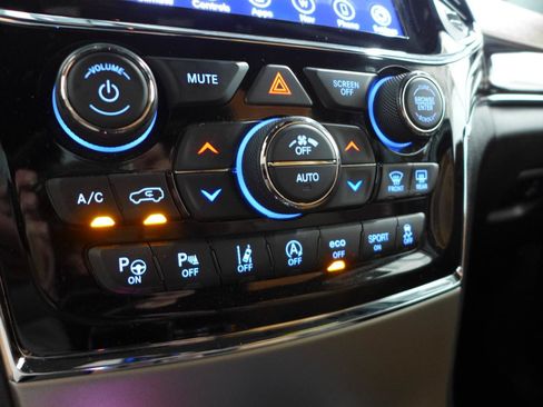 Used 2021 Jeep Grand Cherokee Overland AWD/4WD image 34