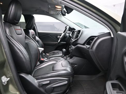 Used 2020 Jeep Cherokee Trailhawk w/ Comfort/Convenience Group image 31