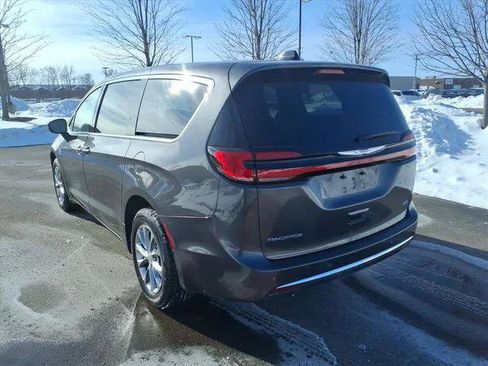 Certified 2023 Chrysler Pacifica Touring-L image 6