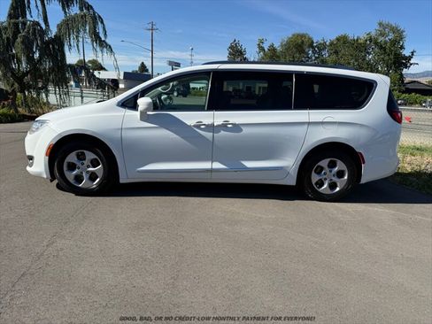Used 2017 Chrysler Pacifica Touring-L Plus FWD image 4