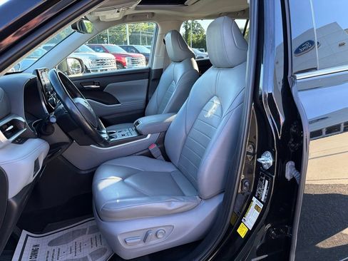 Used 2022 Toyota Highlander XLE AWD/4WD image 10