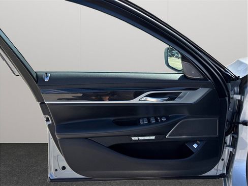 Used 2018 BMW 750i image 24
