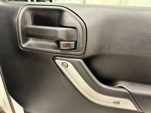 Used 2013 Jeep Wrangler Unlimited Sahara w/ Connectivity Group AWD/4WD image 15