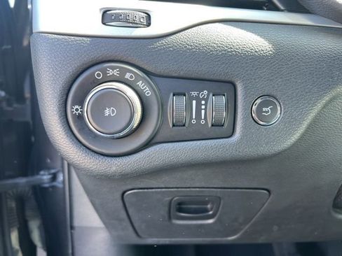 Used 2017 Jeep Cherokee Trailhawk image 10