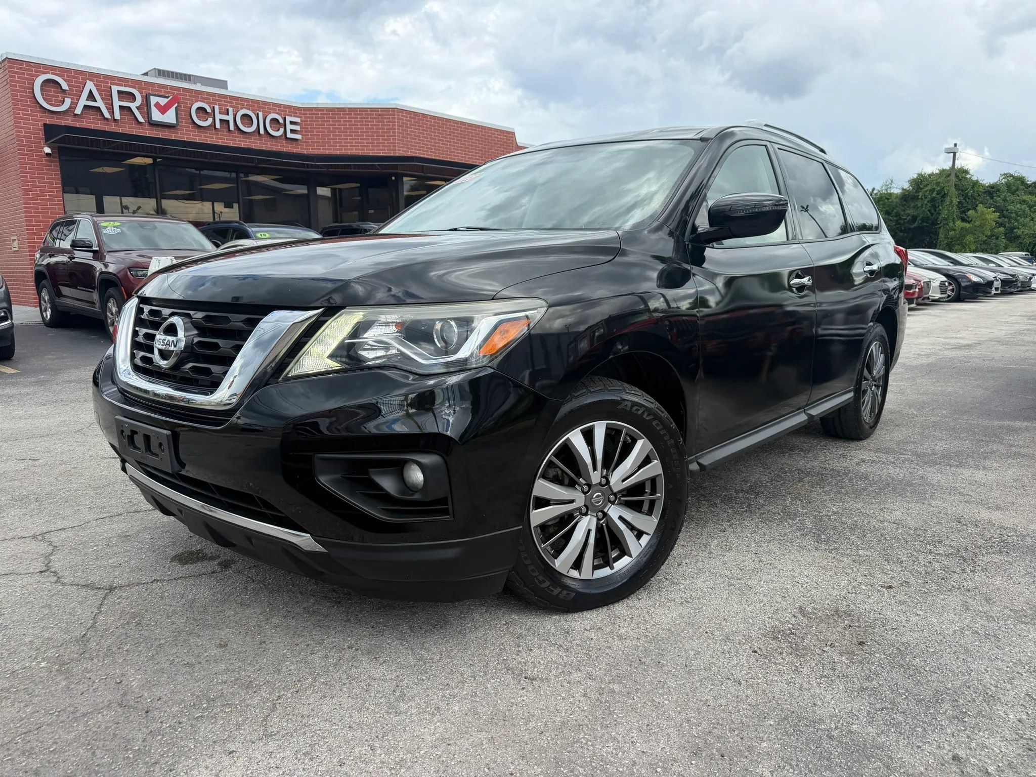 Used 2018 Nissan Pathfinder SV AWD/4WD image 1