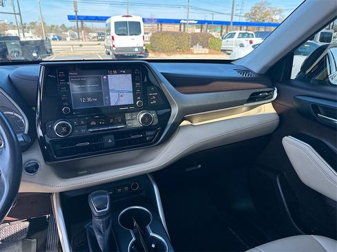 Used 2020 Toyota Highlander XLE image 20