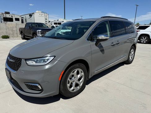 Used 2023 Chrysler Pacifica Limited FWD image 7