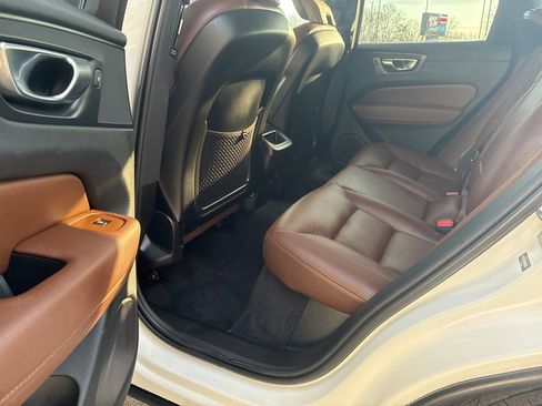 Used 2022 Volvo XC60 B5 Momentum w/ Advanced Package image 6