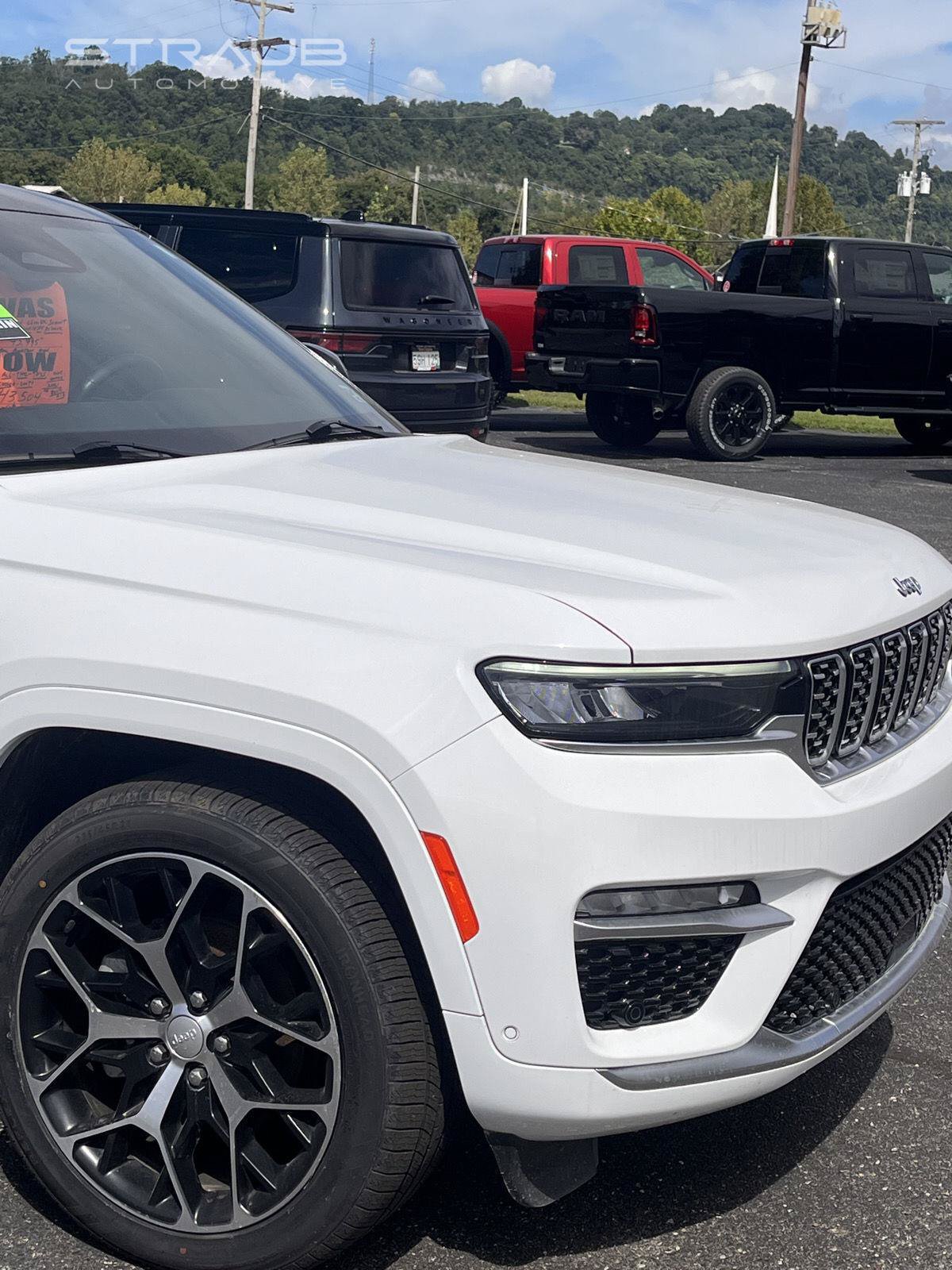 Used 2023 Jeep Grand Cherokee Summit AWD/4WD image 10