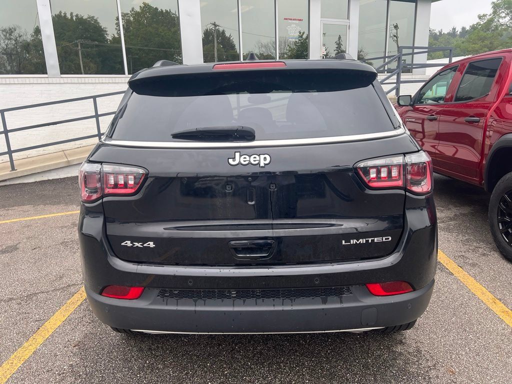 Used 2023 Jeep Compass Limited AWD/4WD image 7