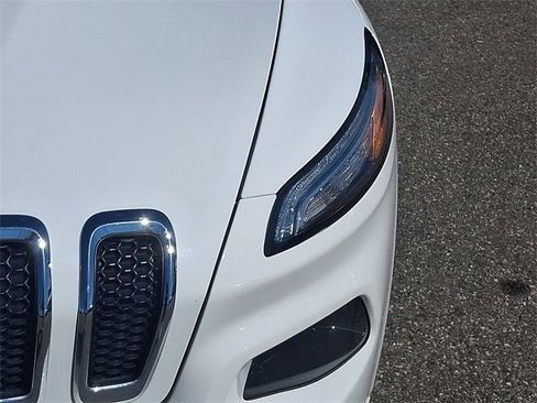 Used 2017 Jeep Cherokee Overland w/ Technology Group image 9