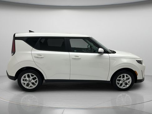 Used 2025 Kia Soul LX w/ LX Technology Package FWD image 6