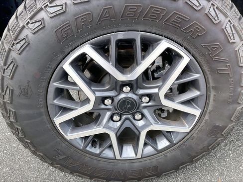 Used 2025 Jeep Wrangler Unlimited Sahara AWD/4WD image 7