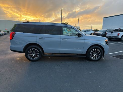 Used 2025 Ford Expedition Platinum image 4