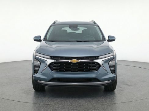 Used 2025 Chevrolet Trax LT w/ LT Convenience Package image 2