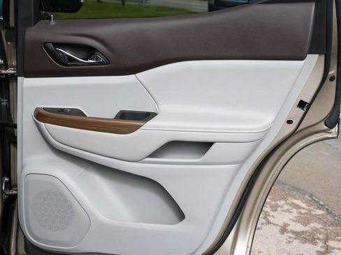 Used 2023 GMC Acadia SLE w/ Driver Convenience Package image 18