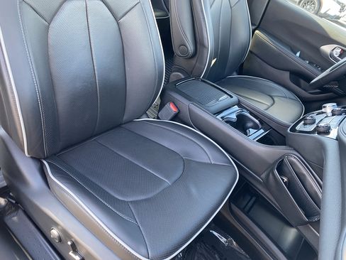 Used 2024 Chrysler Pacifica Limited w/ Uconnect Theater Family Group image 8