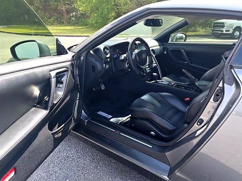 Used 2014 Nissan GT-R Premium image 4