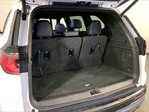 Used 2026 GMC Acadia Elevation w/ Elevation Premium Package FWD image 4