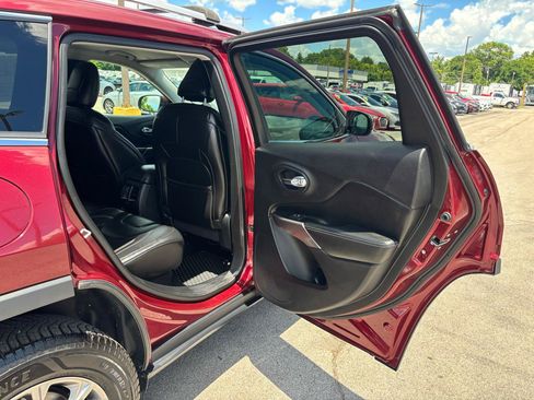 Used 2019 Jeep Cherokee Latitude Plus w/ Cold Weather Group AWD/4WD image 13